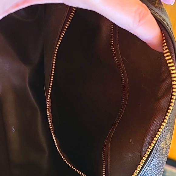 Louie Vuitton Toiletry Travel bag 25 - Picture 9 of 11